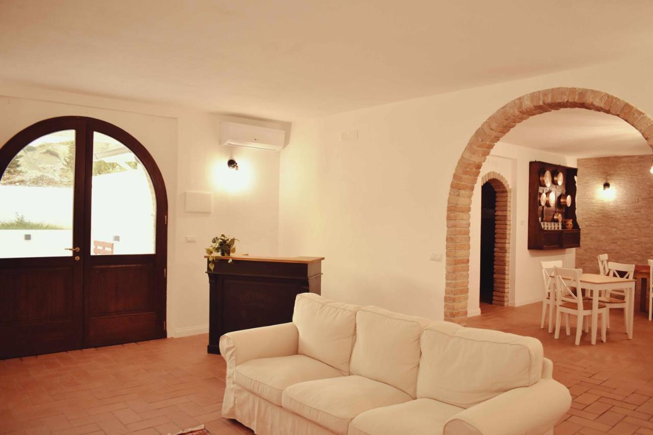 Il Casale Dei Calanchi Bed & Breakfast Aliano Exterior photo